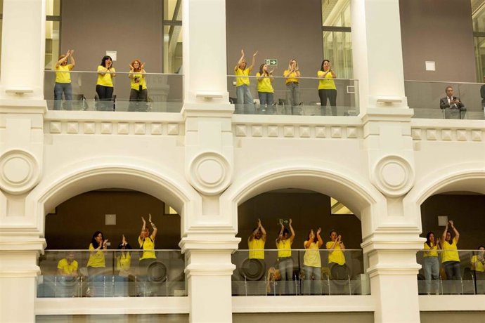 Trabajadoras de las escuelas infantiles en el Pleno de Cibeles