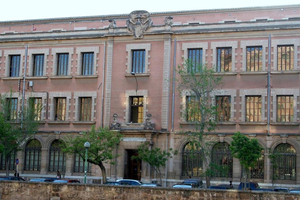 Archivo - Fachada del edificio de sa Riera de la UIB.