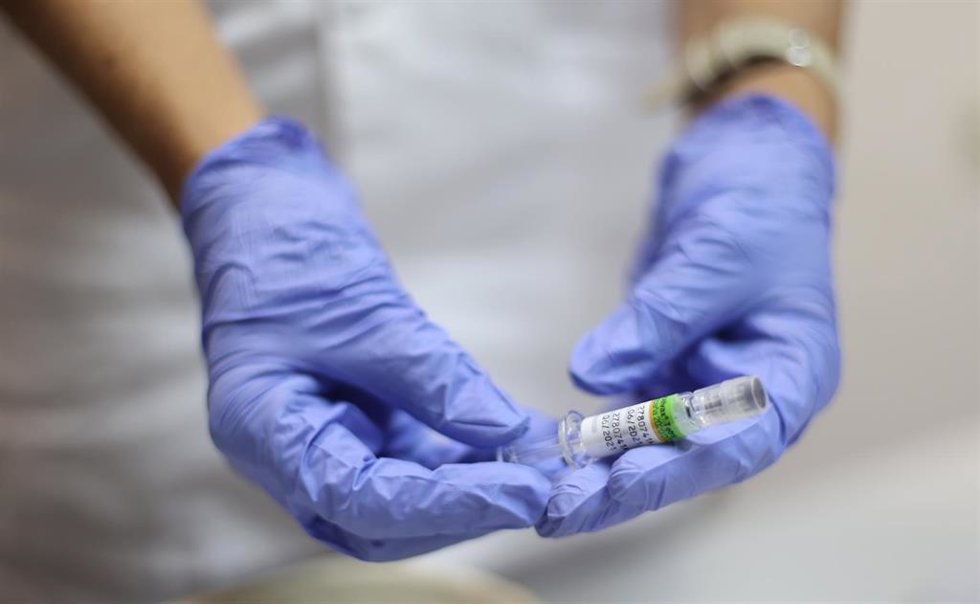 Archivo - La responsable de enfermería del Centro de Salud Barrio del Pilar, Elisa Varona, muestra una de las vacunas contra la gripe 