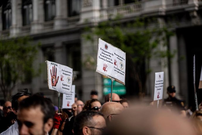 Decenas de personas durante una manifestación de trabajadores autónomos para protestar contra la subida de cuotas a societarios, a 25 de abril de 2026, en Madrid (España). 