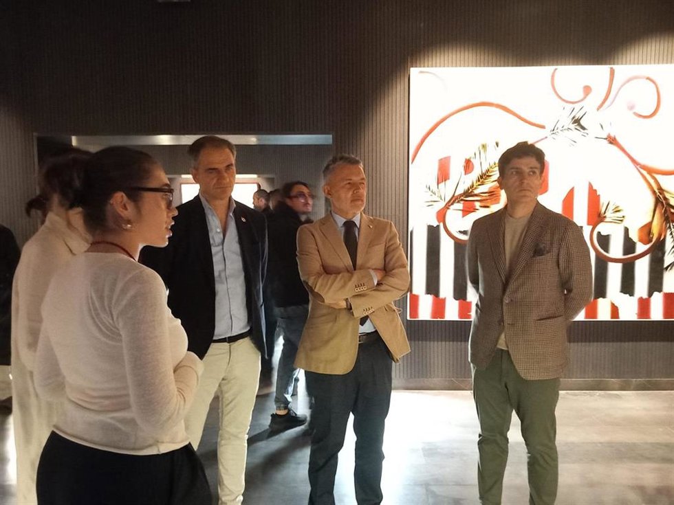Las autoridades visitan la exposición de la 'Colección Altadis 01'