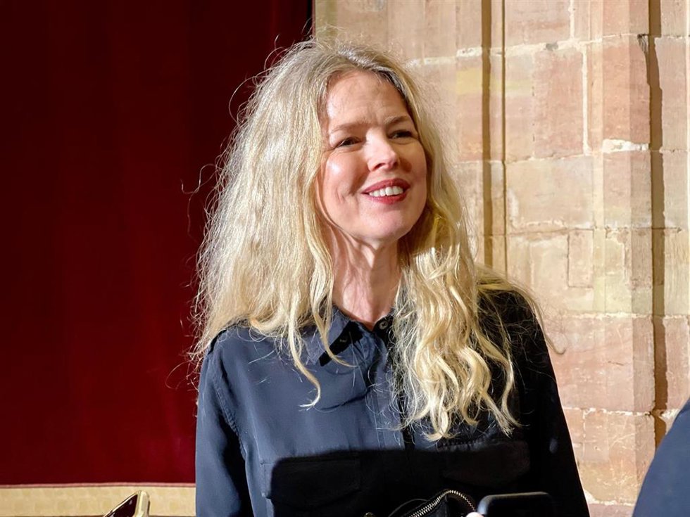La cantautora Chistina Rosenvinge tras la lectura del fallo del Premio Princesa de las Artes 2026.