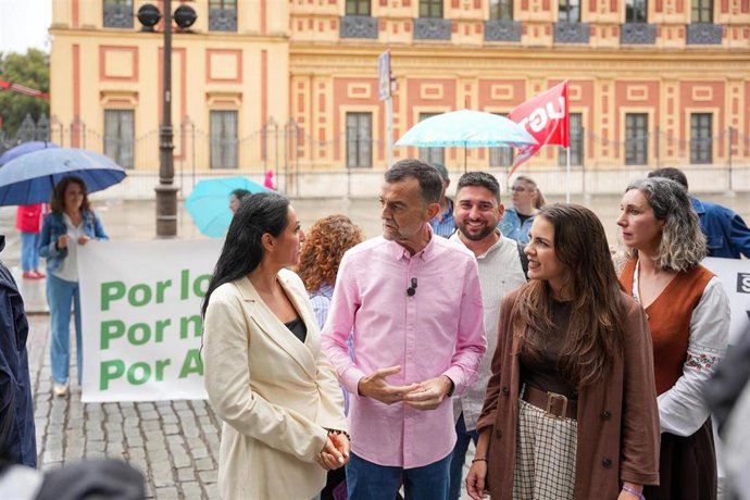 El candidato de Por Andalucía a la presidencia de la Junta, Antonio Maíllo, en la manifestación convocada por CCOO y UGT por la dependencia en Sevilla.
