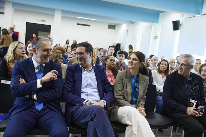 Archivo - (I-D) El eurodiputado socialista José Cepeda, el ministro para la Transformación Digital, Óscar López, la secretaria de Organización del PSOE de Madrid, Pilar Sánchez Acera, durante una jornada sobre ‘La seguridad y la Defensa en Europa, en el C