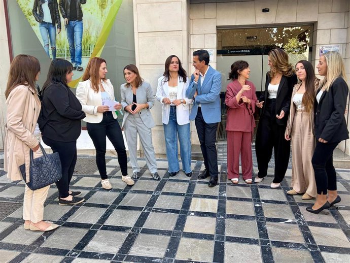 Olga Manzano, Paco Cuenca y Mari Ángeles Prieto junto a madres de usuarios del CAIT de San Rafael.
