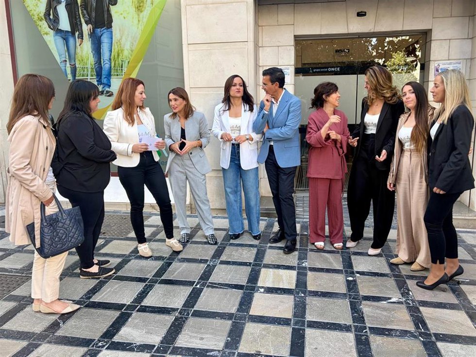 Olga Manzano, Paco Cuenca y Mari Ángeles Prieto junto a madres de usuarios del CAIT de San Rafael.