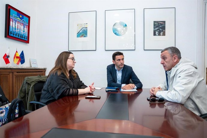 Reunión del delegado del Gobierno, Pedro Casares, con los secretarios generales de CCOO y UGT, Rosa Mantecón y Mariano Carmona.