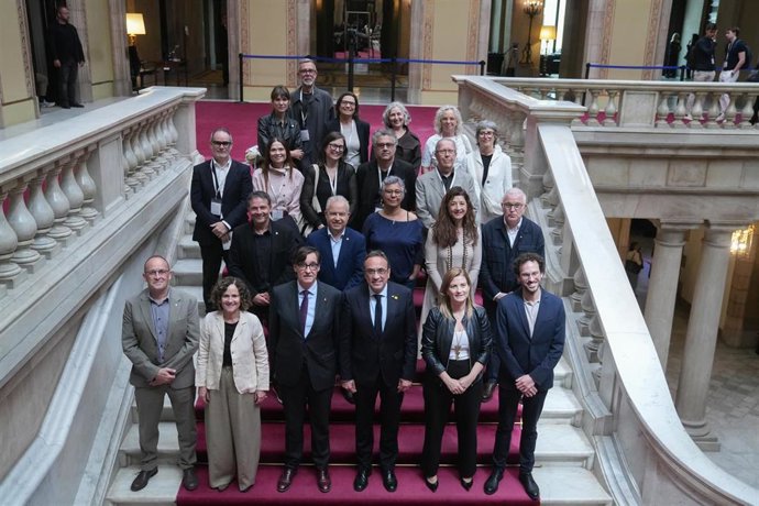 El presidente de la Generalitat, Salvador Illa y la consellera de Cultura, Sònia Hernàndez, tras la aprobación de la ley de la Filmoteca