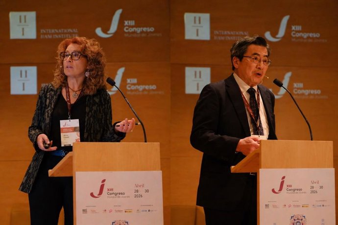 Anna Claret (izq.) y Toshihide Nishimura (dcha.) durante sus intervenciones en el XIII Congreso Mundial del Jamón.