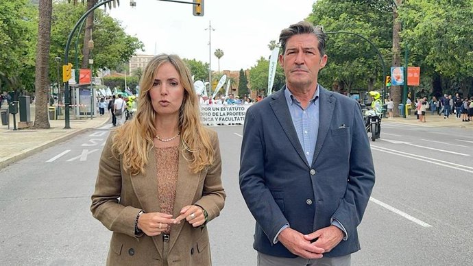 La candidata de Vox por Málaga a las elecciones andaluzas, Yolanda Gómez, en la manifestación de médicos convocada en Málaga.