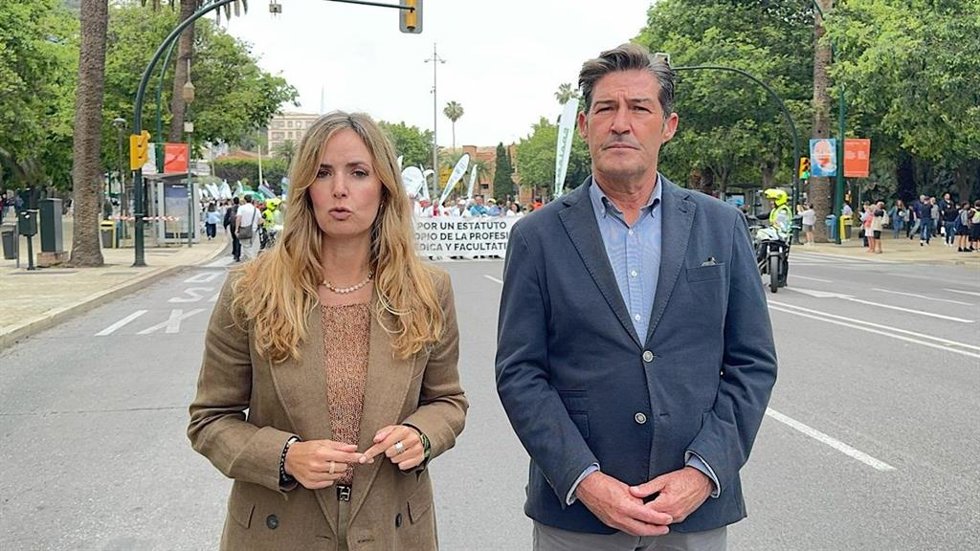 La candidata de Vox por Málaga a las elecciones andaluzas, Yolanda Gómez, en la manifestación de médicos convocada en Málaga.