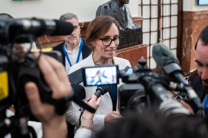 A ministra da Saúde, Mónica García, durante uma sessão plenária no Congresso, em 29 de abril de 2026, em Madri (Espanha). A sessão de controle centra-se na política econômica, na gestão dos fundos europeus e na situação territorial. Os grupos parlamentare