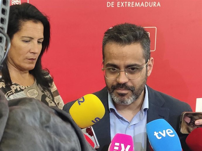 El portavoz del PSOE de Extremadura, Manuel José González Andrade, atiende a los medios de comunicación en la sede del grupo parlamentario en la Asamblea.