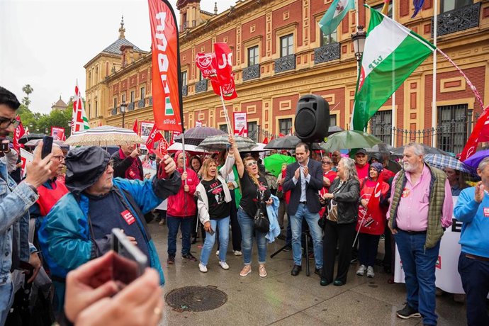 Manifestantes ante el Palacio de San Telmo de Sevilla en defensa del sistema de dependencia.