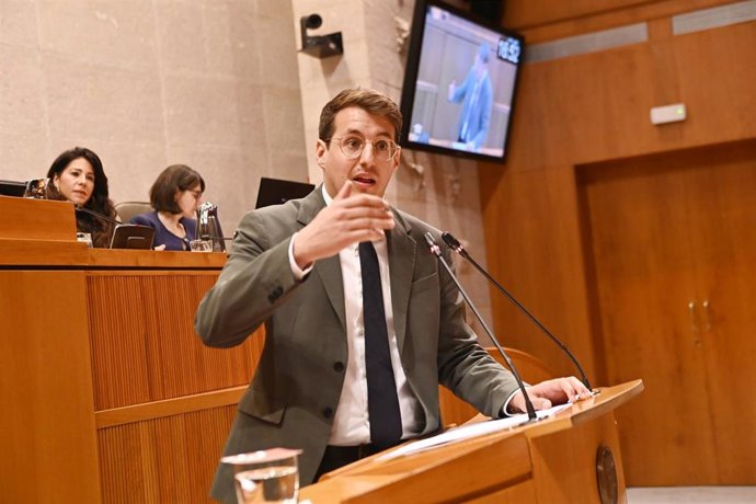 El portavoz de CHA en las Cortes de Aragón, Jorge Pueyo, durante el Pleno de las Cortes de Aragón, a 29 de abril de 2026, en Zaragoza, Aragón (España). El pacto de gobierno, que incluye la polémica ‘prioridad nacional’ de VOX, define el arranque de la nue