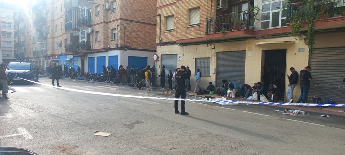 Colas de inmigrantes en las inmediaciones de una asociación para conseguir el certificado de vulnerabilidad