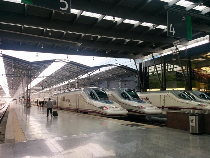 Archivo - Estación de tren Málaga-María Zambrano con trenes AVE
