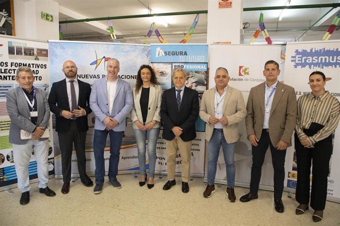 El presidente de la Diputación de Córdoba, Salvador Fuentes (centro), en la inauguración del III Encuentro Empresarial IES Nuevas Poblaciones de La Carlota.