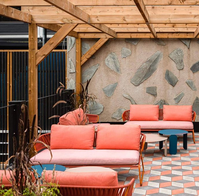 Espacios exteriores en hoteles y empresas; cómo elegir mobiliario de terraza para hostelería con criterio