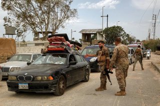 Soldados de Líbano junto a desplazados libaneses que regresan a sus hogares tras el alto el fuego pactado el 16 de abril con Israel (archivo)