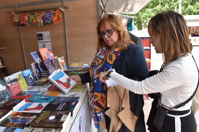La viceconsejera de Cultura y Deportes ha visitado la feria del libro 'Cuenca Lee'.