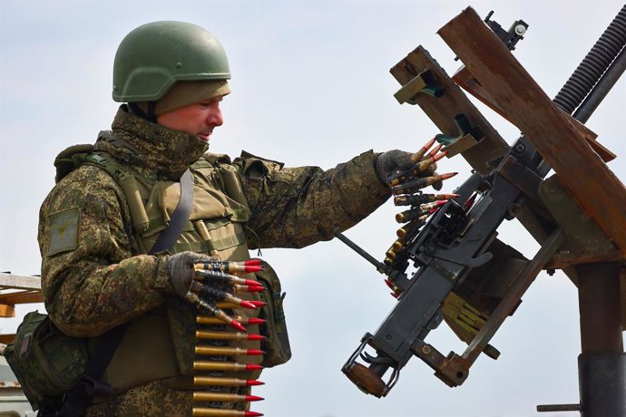 RÚSSIA, REGIÃO DE KHERSON - 10 DE ABRIL DE 2026: Um militar de uma unidade de defesa aérea do 18º Exército de Armas Combinadas, pertencente ao Grupo de Forças Dnepr da Rússia, realiza treinamento na retaguarda da zona de operação militar especial