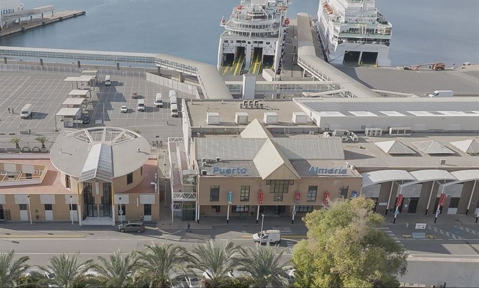 Imagen aérea del puerto de Almería.