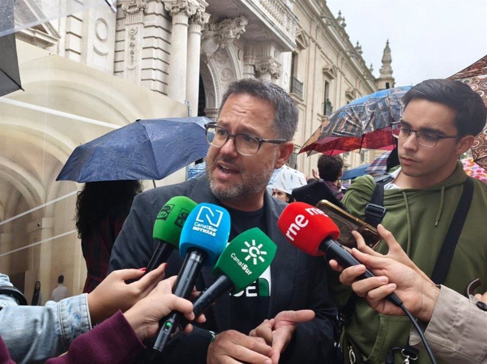 El portavoz y candidato de Adelante Andalucía, José Ignacio García, en una manifestación de la comunidad universitaria en Sevilla.