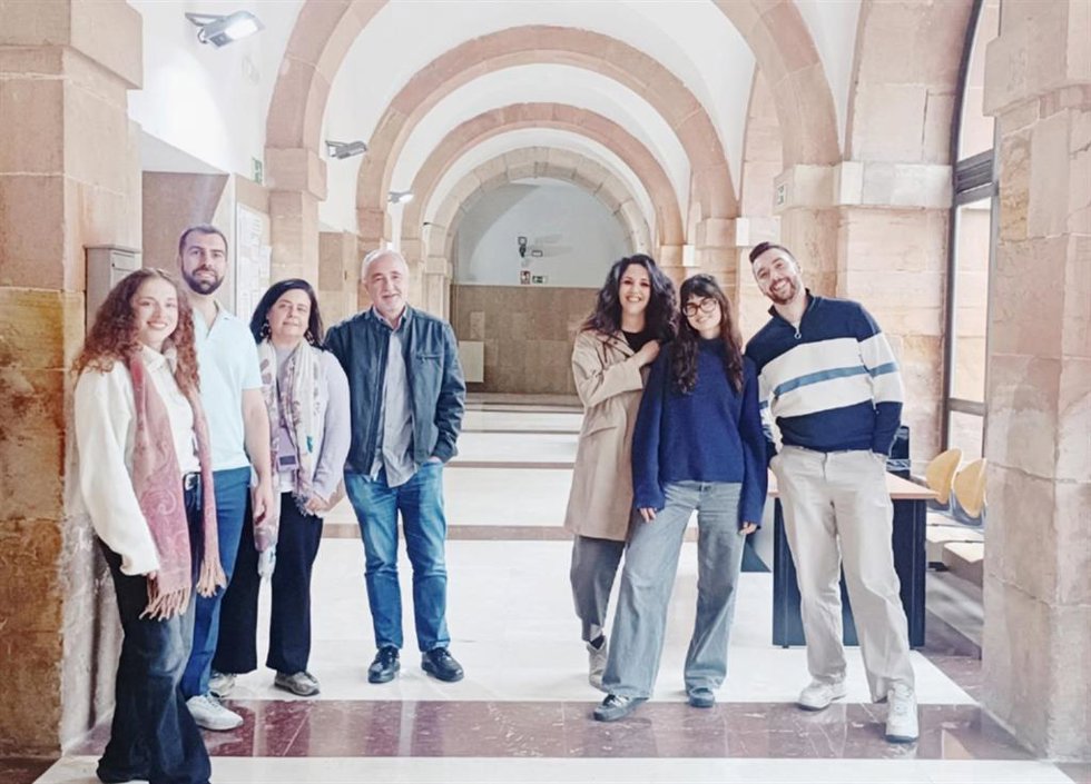 Belén García Rodríguez, Víctor Martínez Loredo, Adriana Fernández García, José Errasti, Susana Al-Halabí, Alicia Gerbolés Carrasco y Benjamín Castro Raya, en la Facultad de Psicología de la Universidad de Oviedo.
