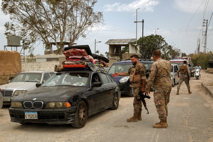 17 de abril de 2026, Qassmiyeh, Líbano: Soldados do Exército libanês ajudam a aliviar o tráfego na ponte destruída de Qassmiyeh, enquanto dezenas de carros congestionam a rodovia principal que leva ao sul do Líbano. Milhares de famílias libanesas deslocad