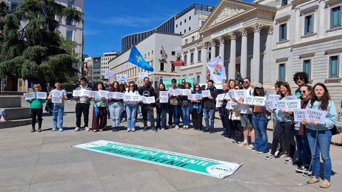 Profesores de llingua asturiana y gallego-asturiano encadenaos en Madrid frente al Ministeriu d'Educación, semeya d'arquivu  