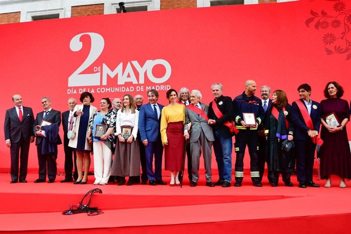 Archivo - Foto de familia de los galardonados durante la entrega de las Grandes Cruces de la Orden del Dos de Mayo, en la Puerta del Sol de Madrid, a 2 de mayo de 2025, en Madrid (España). 