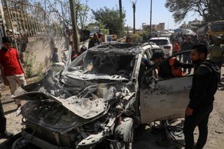 Palestinos junto a un vehículo bombardeado por el Ejército de Israel en la ciudad de Gaza, a pesar del alto el fuego en vigor en la Franja desde octubre de 2025 (archivo)