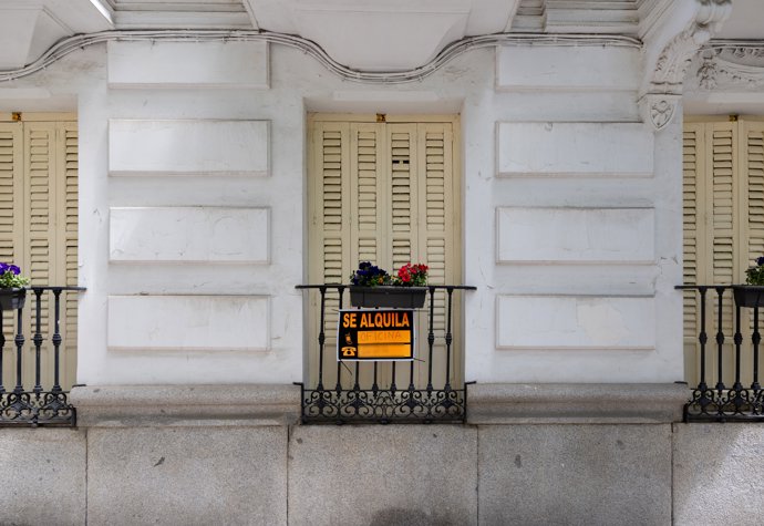 Un cartel de ‘SE ALQUILA’, a 28 de abril de 2026, en Madrid (España).