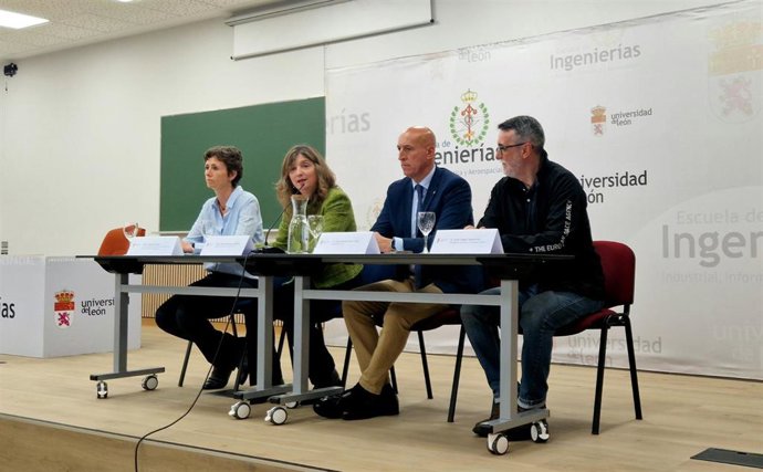 La rectora de la ULE, Nuria González (centro izquierda), junto al alcalde de León, José Antonio Diez, acompañados por los miembros de la ESA Juan Ángel Vaquerizo y Anik de Groof.