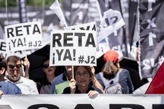 Archivo - Varias personas durante una manifestación para exigir una reforma legal que permita el acceso universal y sin restricciones al Régimen Especial de Trabajadores Autónomos (RETA) para todos los mutualistas.