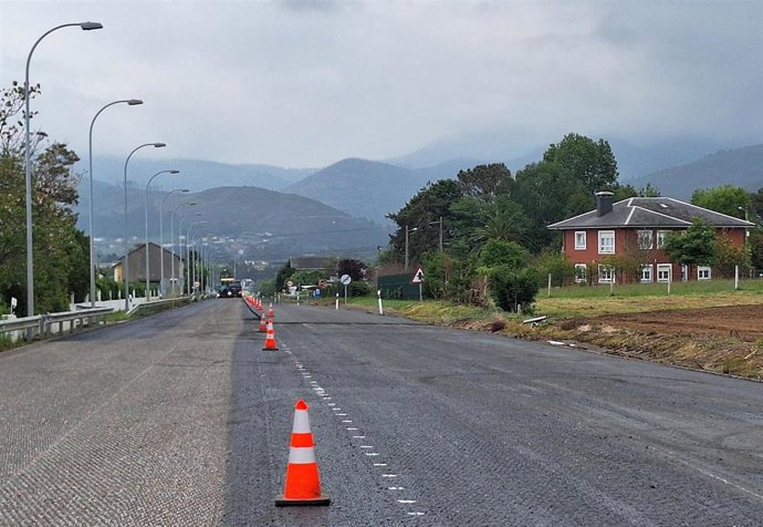 Obra de rehabilitación del firme en la N-634 entre Navia y Valdés.