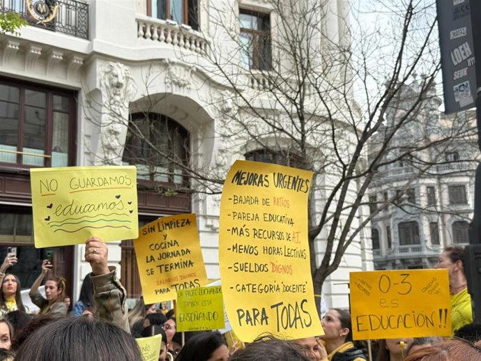 Concentración de los trabajadores de escuelas infantiles frente al Ministerio de Educación.