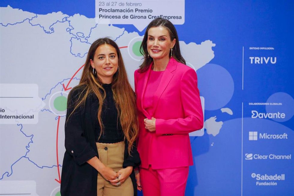 La Reina Letizia (d) junto a la ganadora del Premio Princesa de Girona 'Arte 2026' la directora y guionista de cine, Gemma Blasco (i)  
