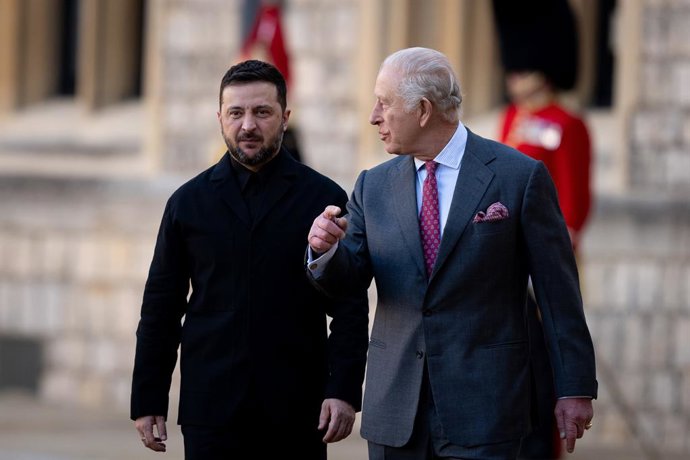 Archivo - Arquivo - 24 de outubro de 2025, Reino Unido, Windsor: O presidente ucraniano Volodymyr Zelensky e o rei Carlos III antes de inspecionar a guarda de honra no Castelo de Windsor. Foto: Aaron Chown/PA Wire/dpa