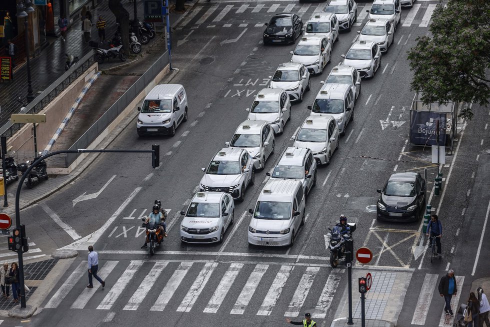 Taxistas se manifiestan por las calles de València, a 29 de abril de 2026.