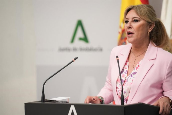 La consejera de Economía, Hacienda, Fondos Europeos y Diálogo Social y portavoz del Gobierno andaluz, Carolina España, en rueda de prensa.