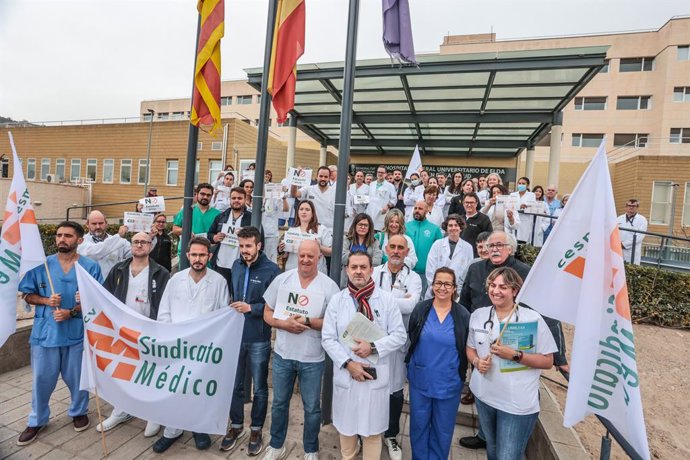 Archivo - Arxiu - Mèdics de la Comunitat Valenciana es concentren contra contra l'esborrany de l'Estatut Marco en imatge d'arxiu