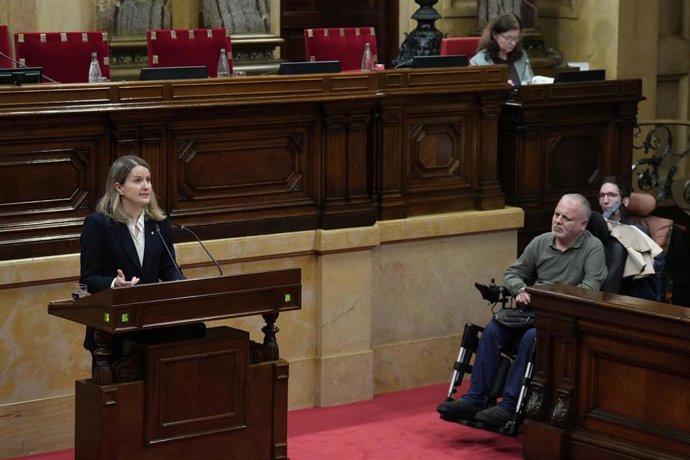 La consellera de Derechos Sociales e Inclusión, Mònica Martínez Bravo, defiende el decreto que despliega la Ley ELA en Catalunya