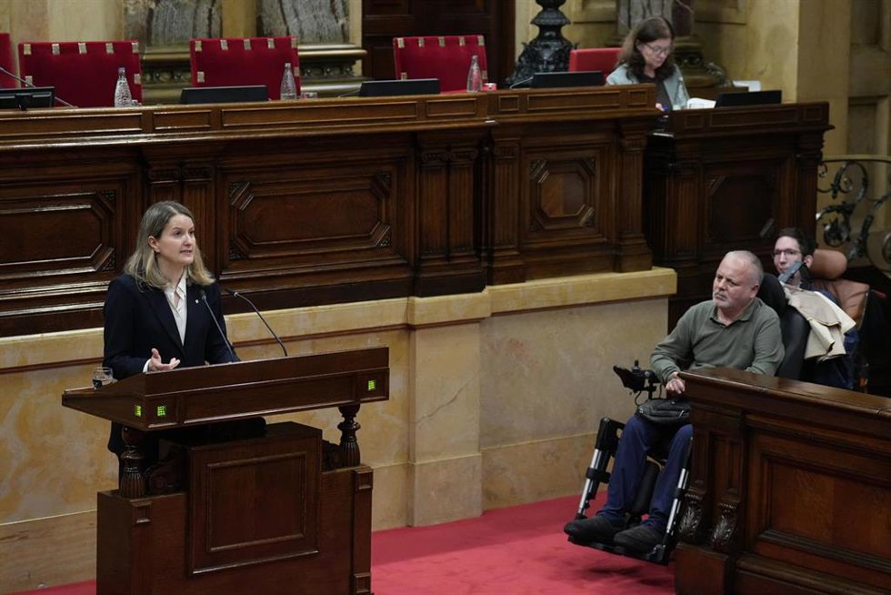 La consellera de Derechos Sociales e Inclusión, Mònica Martínez Bravo, defiende el decreto que despliega la Ley ELA en Catalunya