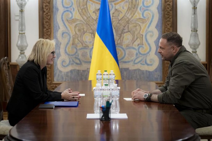 Archivo - Arquivo - 6 de maio de 2025, Kiev, Região de Kiev, Ucrânia: O chefe da Secretaria Presidencial ucraniana, Andriy Yermak (à direita), se reúne com a nova embaixadora dos EUA na Ucrânia, Julie Davis, na função de encarregada de negócios interina (