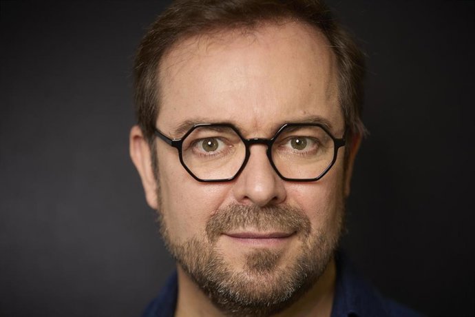 Archivo - El escritor y periodista español y Premio Planeta de novela 2017, Javier Sierra, posa a la cámara de Europa Press, a 16 de noviembre de 2021, en Madrid, (España). Sierra, que obtuvo el Premio Planeta 2017 por ‘El fuego invisible’, es el único es