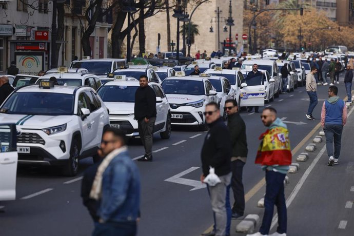 Archivo - Arxiu - Protesta de taxis en Valènciaen imatge d'arxiu