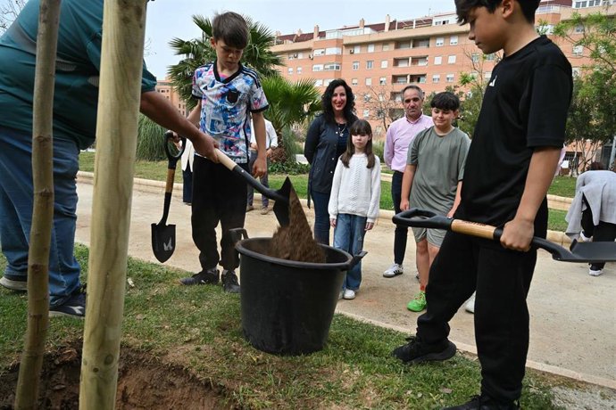 Plantación de arbolado en Almería.