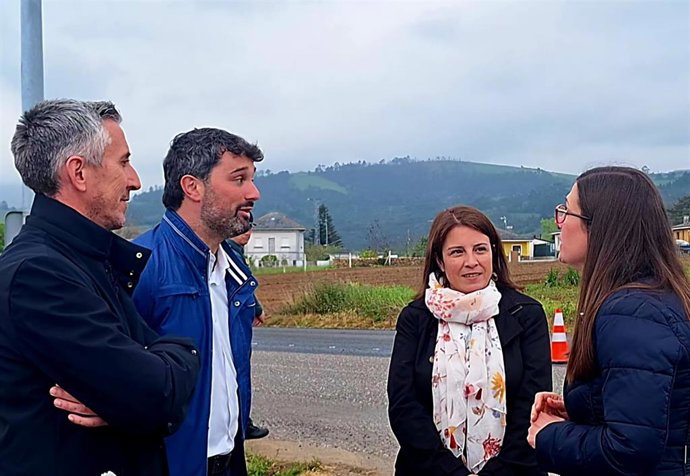 La delegada del Gobierno en Asturias, Adriana Lastra, visitando las obras de rehabilitación del firme en la N-634 entre Navia y Valdés.